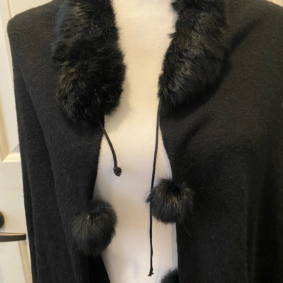 Vintage Black Shawl with Faux Fur - Picture 3 of 7
